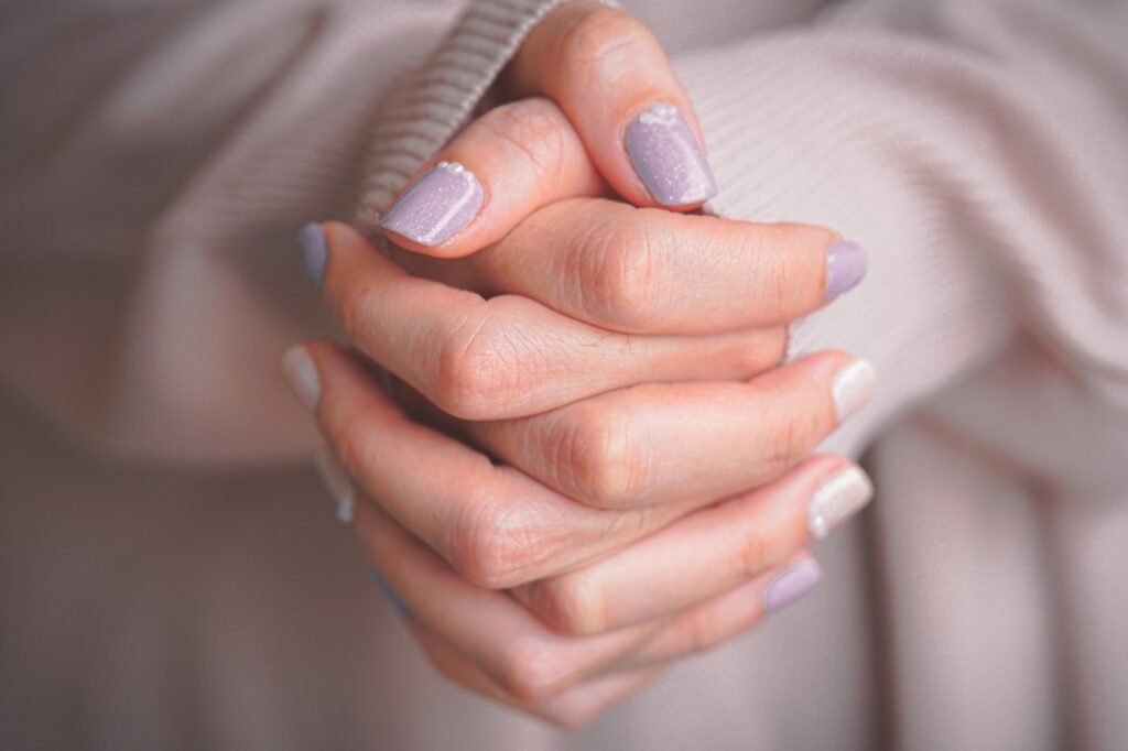 Mani con manicure curata nei toni pastello